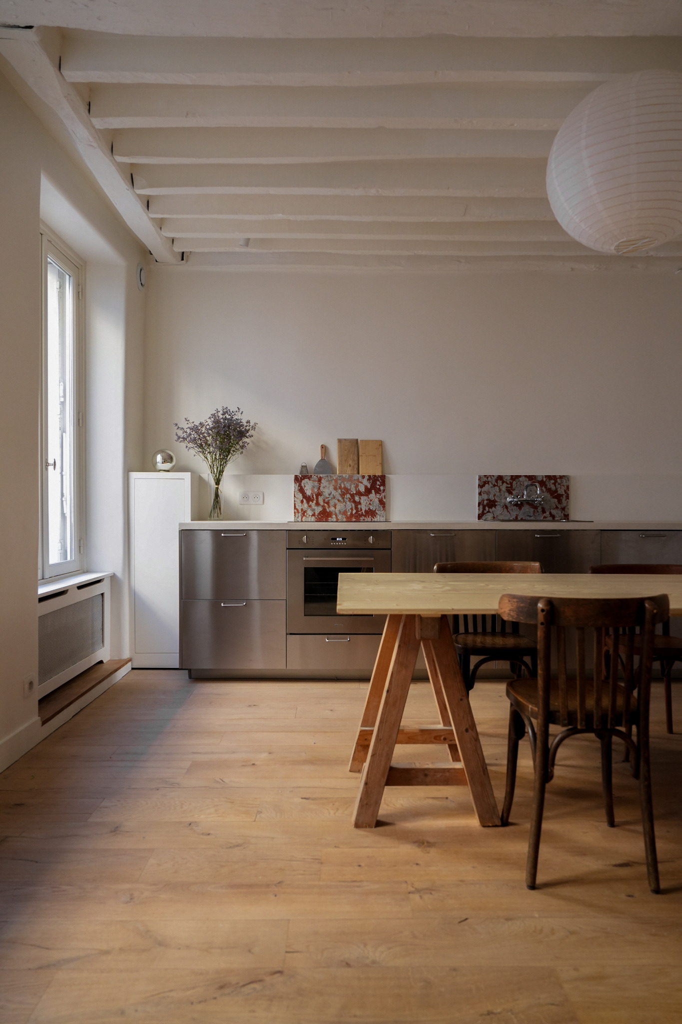 Vue d’ensemble d’une cuisine et salle à manger rénovées