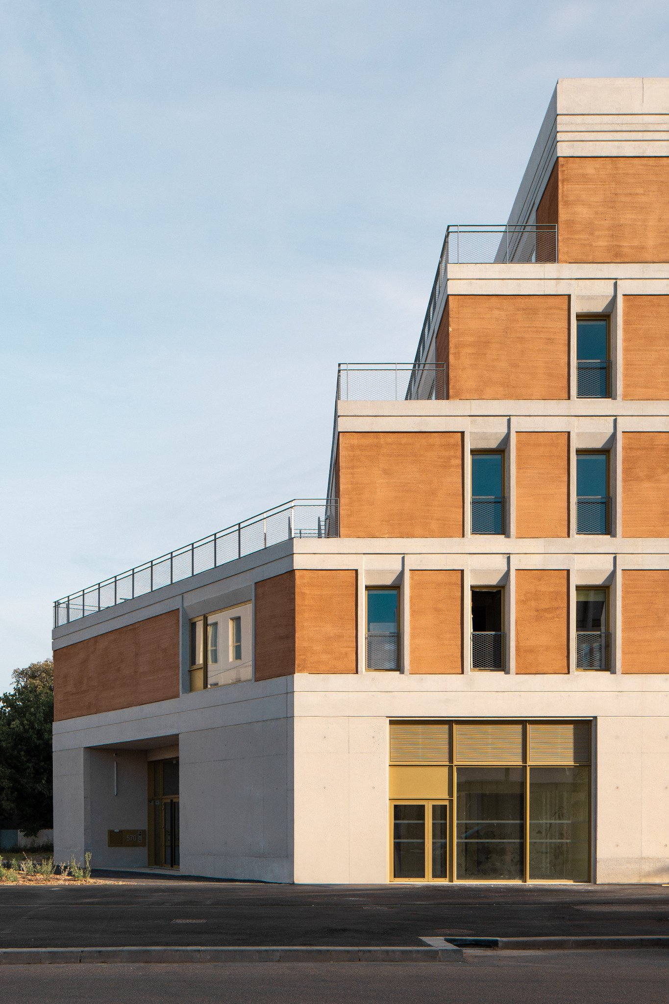 Angle d’un immeuble de bureaux en béton et terre cuite