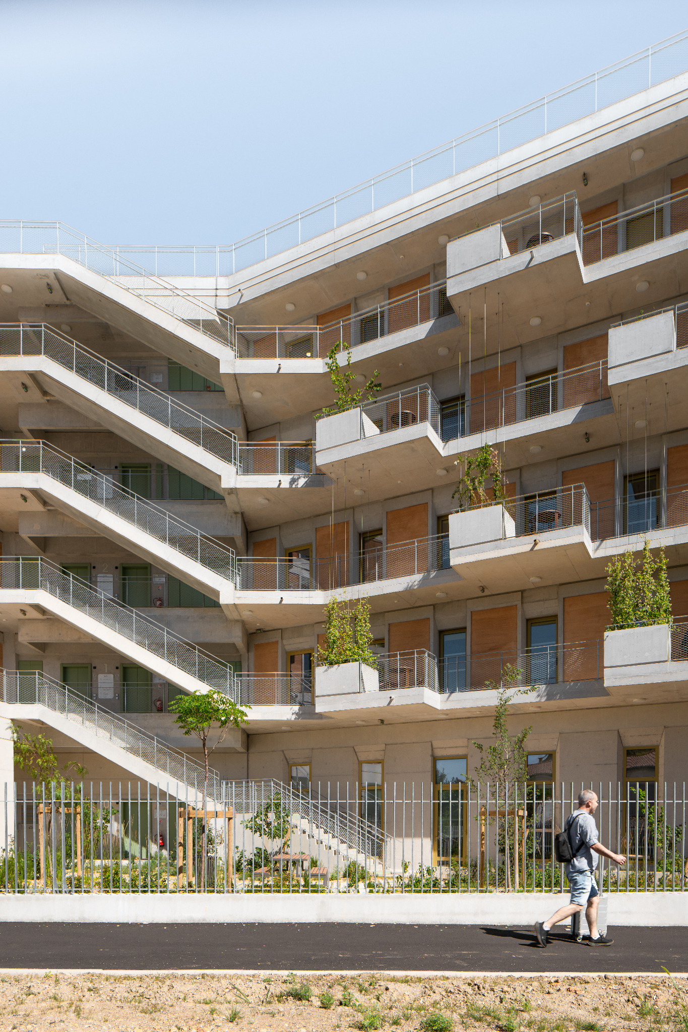 Coursives extérieures et escalier d’un immeuble de bureaux