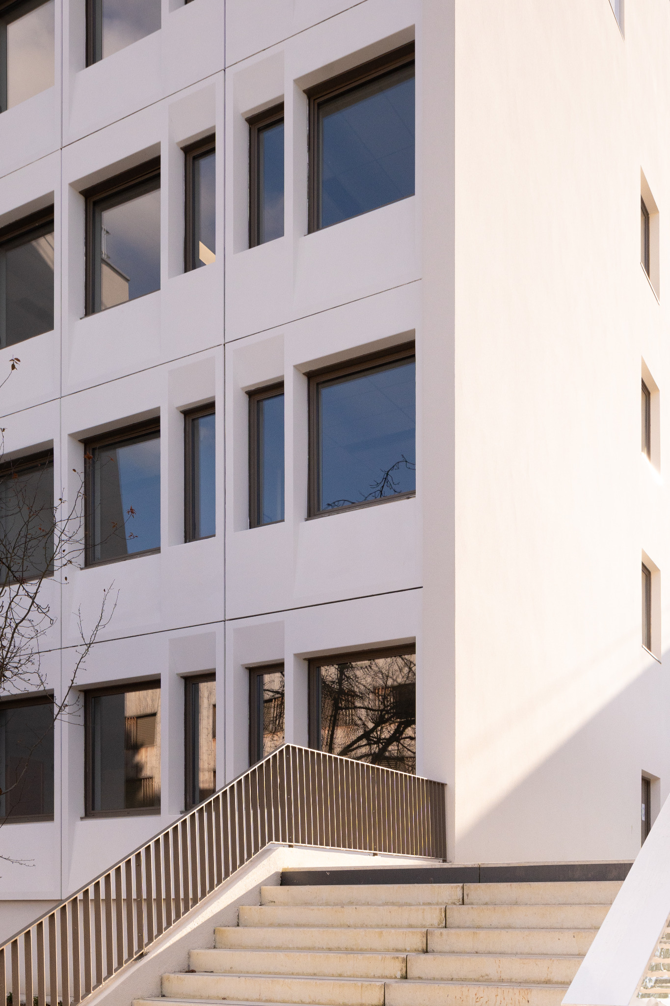 Escalier extérieur et détail de façade du groupe scolaire