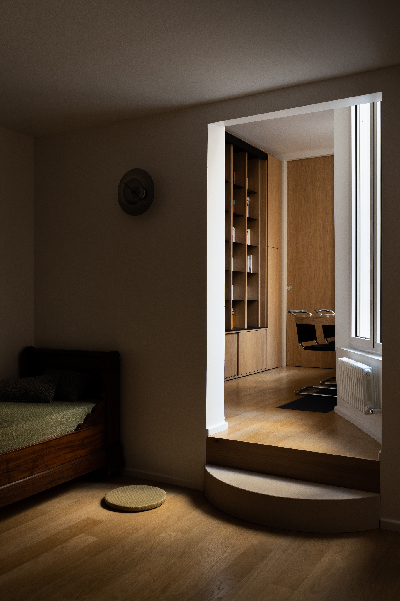 Passage intérieur et menuiserie en bois clair