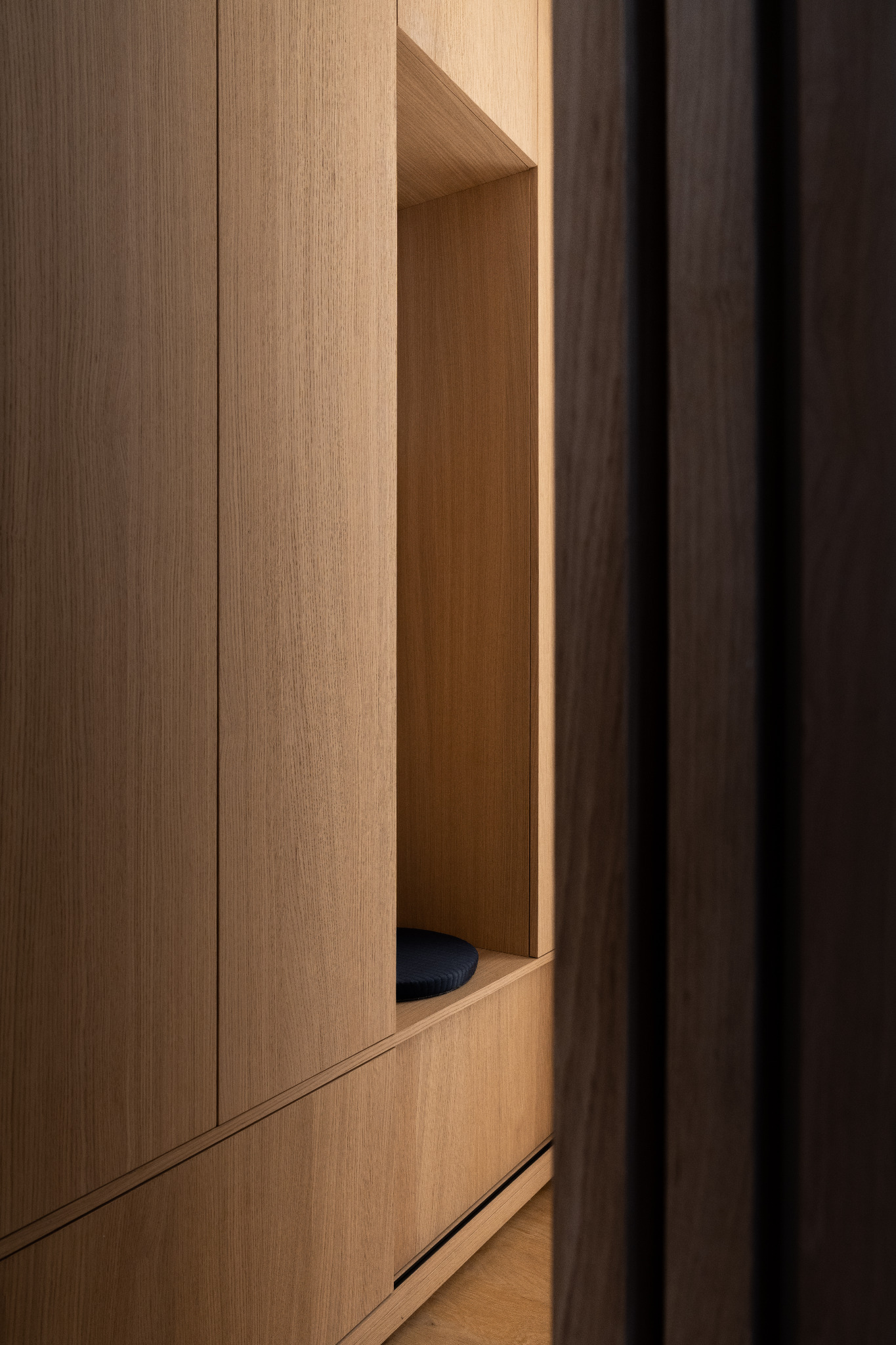 Détail d’une niche intégrée en bois clair