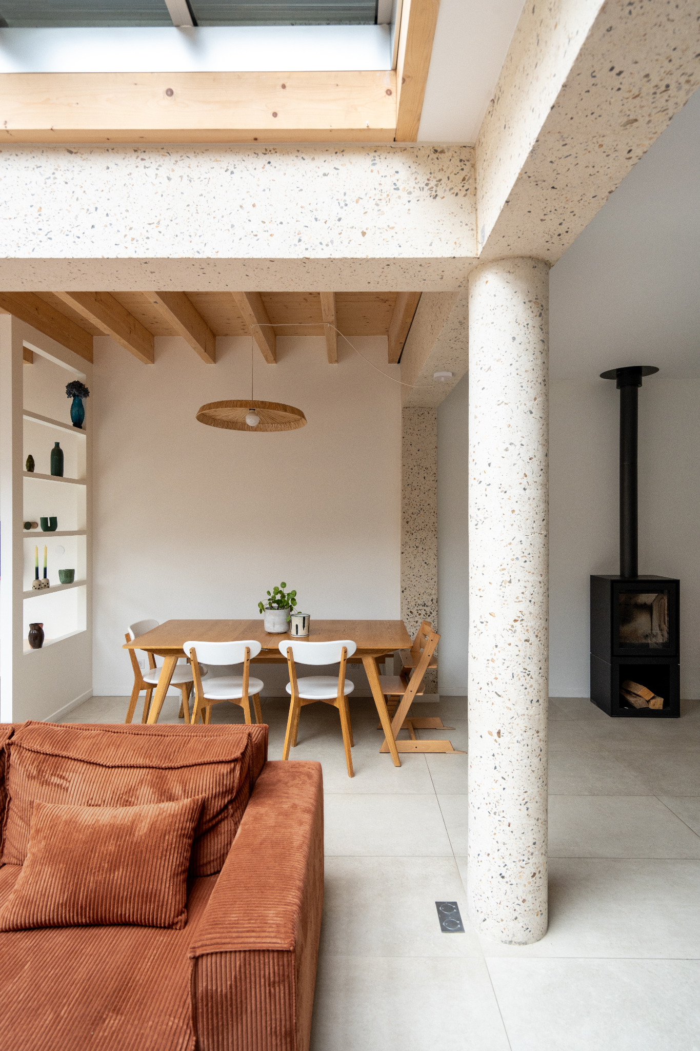 Séjour lumineux avec béton brut et charpente bois