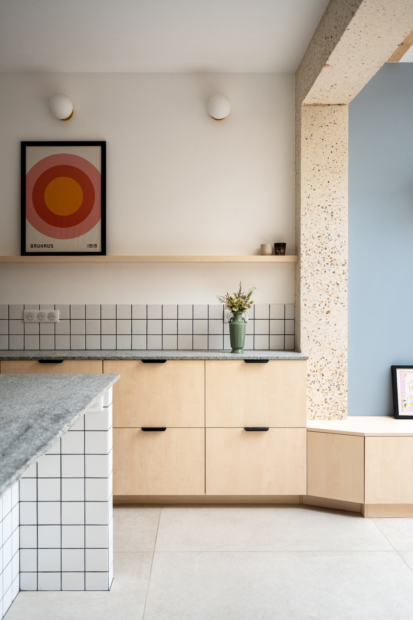 Cuisine en bois et carrelage blanc