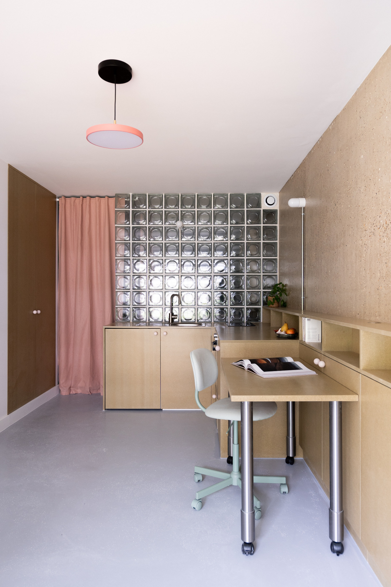 Studio avec pavés de verre, rideau rose et bureau